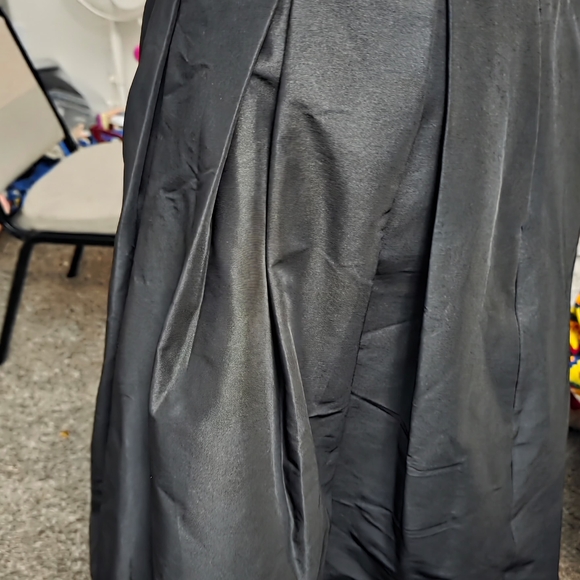 Chic Black Midi Skirt - Picture 9 of 11